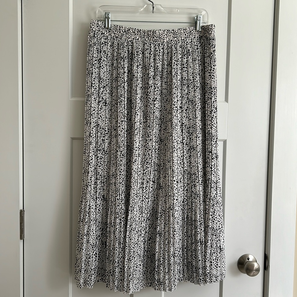 Perfect skirt for travel, work and just a fun piece to have in your closet!